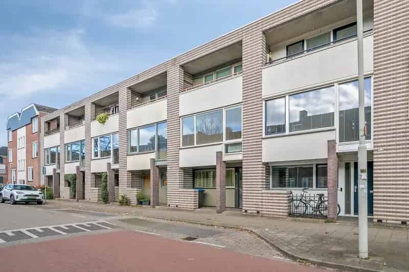 Te Koop: Arnhem - Charmante Split-Level Woning met Tuin en Kelderbar