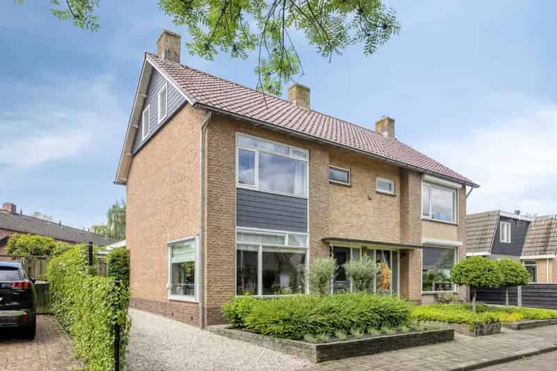 Tweekapper Epe Glorialaan - Ruime woning met tuin en garage