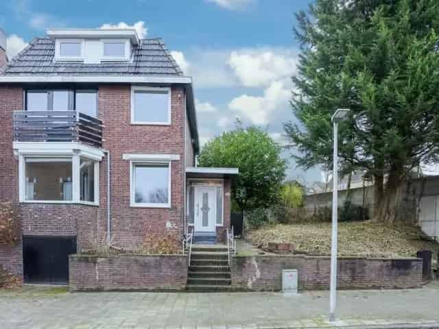 Jaren 30 woning Kerkrade 6 slaapkamers ruime tuin