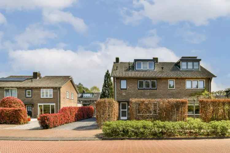 Huis te koop Laren NH: Ruime 2-onder-1-kap woning met 4 slaapkamers en grote tuin