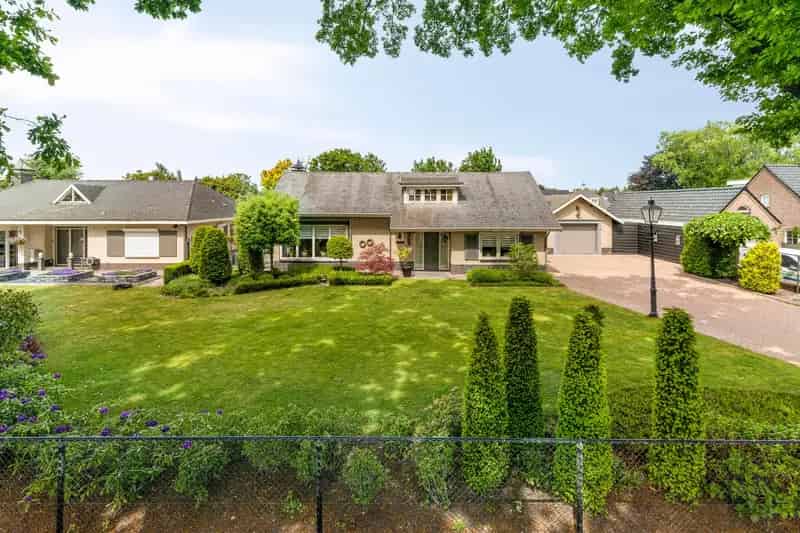 Semi-bungalow te koop St Willebrord: Ruime woning met gastenverblijf