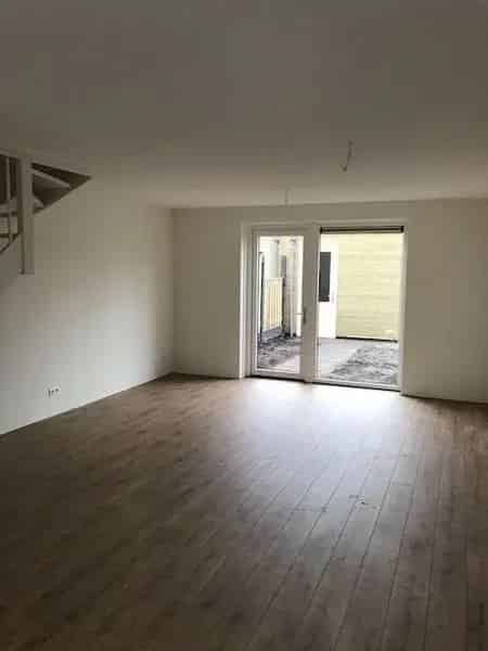 Hoekwoning 3 slaapkamers oosttuin grote bergzolder