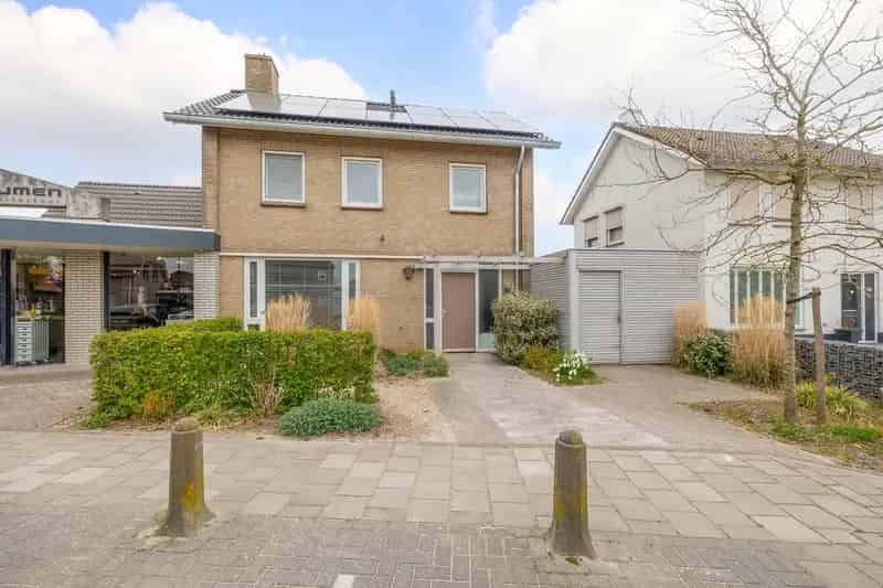 Huis te koop Vinkel: Ruime woning met 3 lagen en bijgebouw