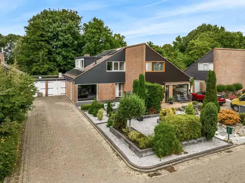 Huis te koop Hoorn: Ruime woning met garage en tuin aan het water