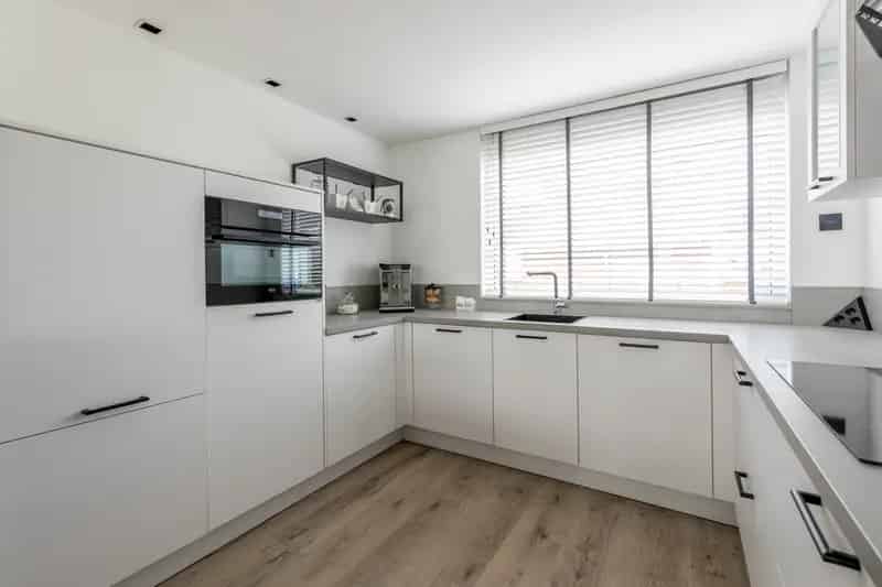 5 Slaapkamers Ruime gezinswoning Spijkenisse Moderne Keuken Achtertuin