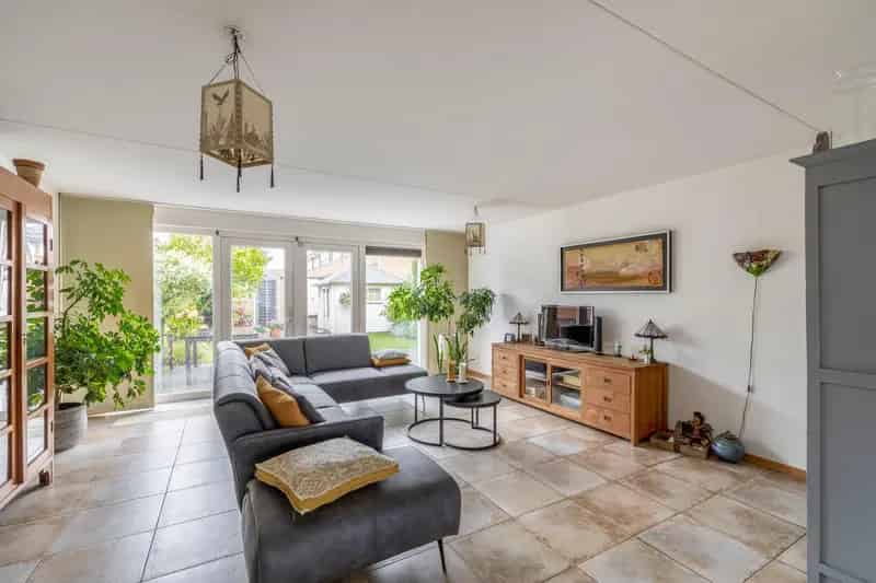 Ruime 4 Slaapkamers 2 Onder 1 Kapwoning met Garage en Tuin