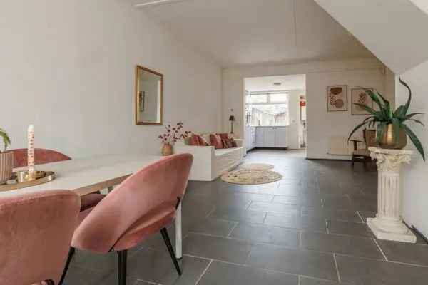 Almelo Biezenstraat 18: Charmante Eindwoning met 3 Slaapkamers