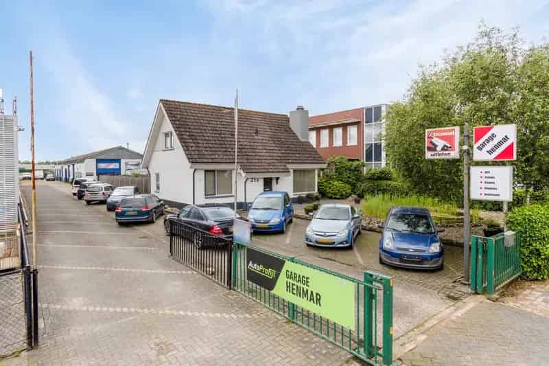 Bedrijfshal Hoogerheide te koop: woning met garage en APK-straat