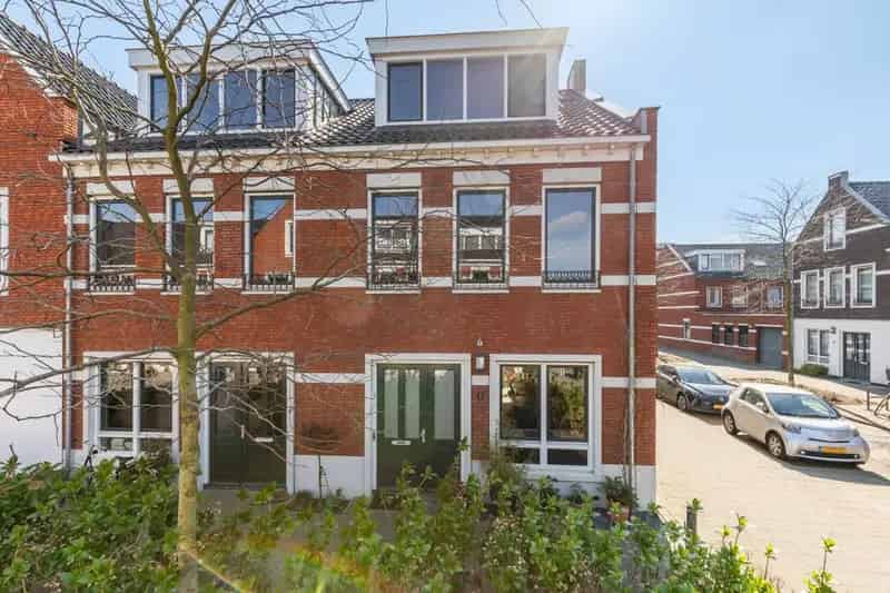 Hoekwoning Kralingen 5 slaapkamers tuin parkeerplaats