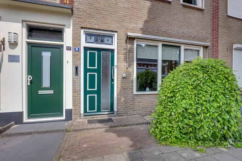 Ruim woonhuis nabij centrum met diepe tuin en berging