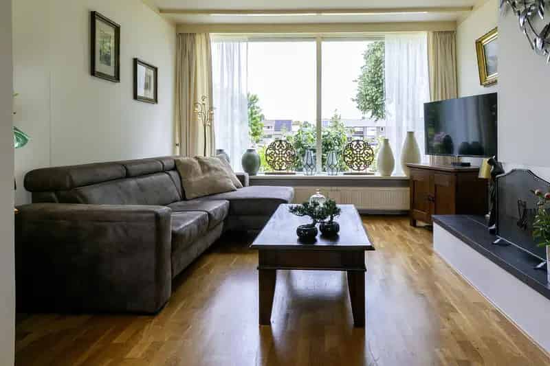 Uitgebouwde Eengezinswoning met 3 slaapkamers, garage en zonnige tuin