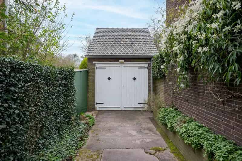 Huis te koop Voorschoten: Ruime 6-kamer woning met garage en grote tuin