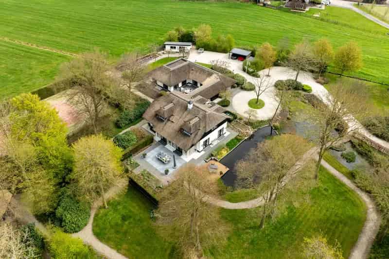 Landhuis met Binnenzwembad te Koop Achterveld