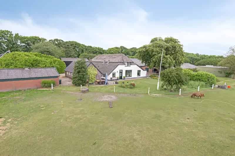 Woonboerderij met gastenverblijf en paardenstallen te Spankeren