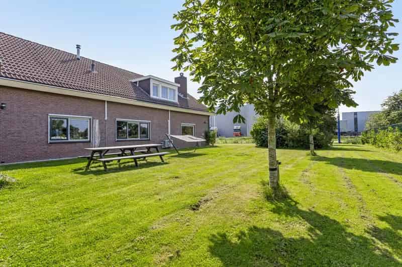 Bedrijfshal Vollenhove te koop: Complex met woning, gebouwen en tankstation