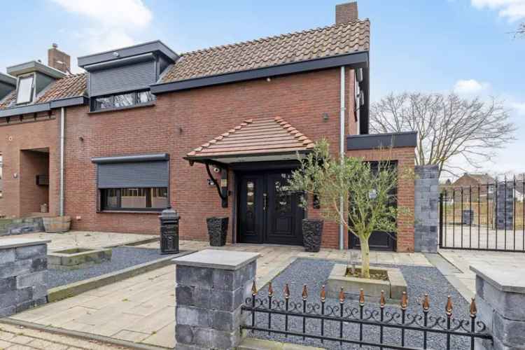 Moderne Eindwoning met Dubbele Garage te Koop