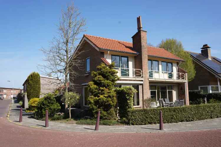 Jaren 50 woning Oostburg 4 slaapkamers kantoor aan huis