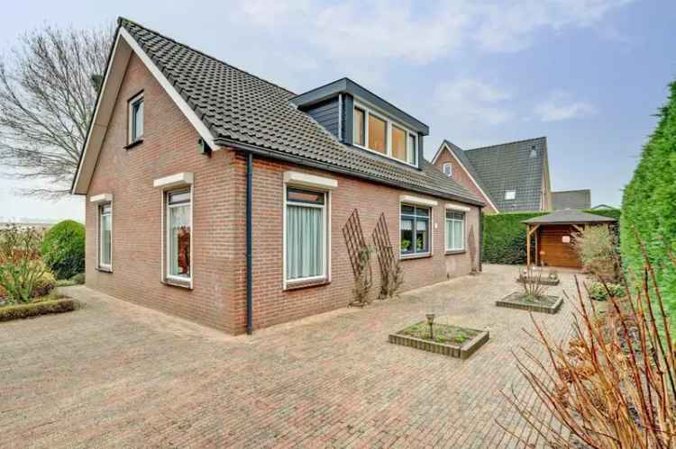 Vrijstaande woning aan het water met garage en aanbouw