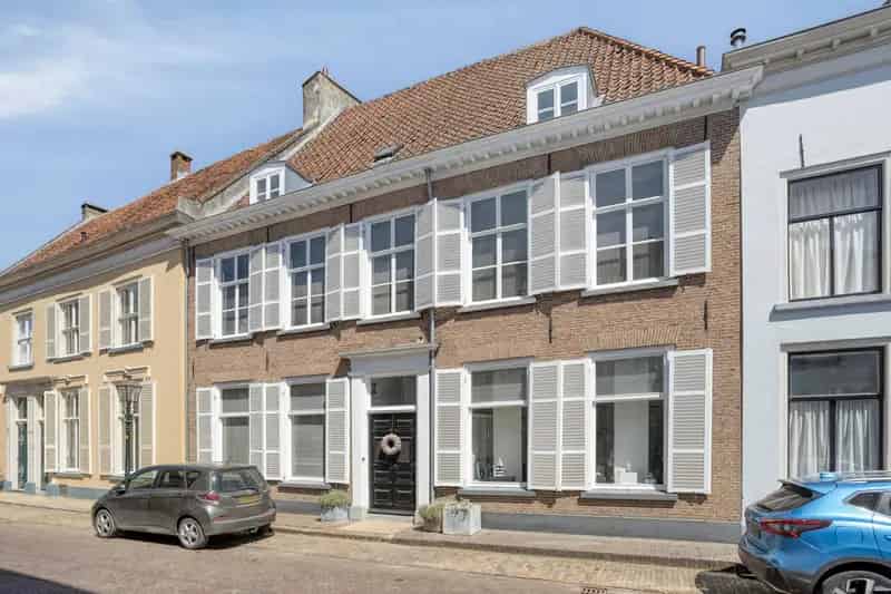 Rijksmonument Doesburg: Stijlvol herenhuis met 7 slaapkamers en stadstuin