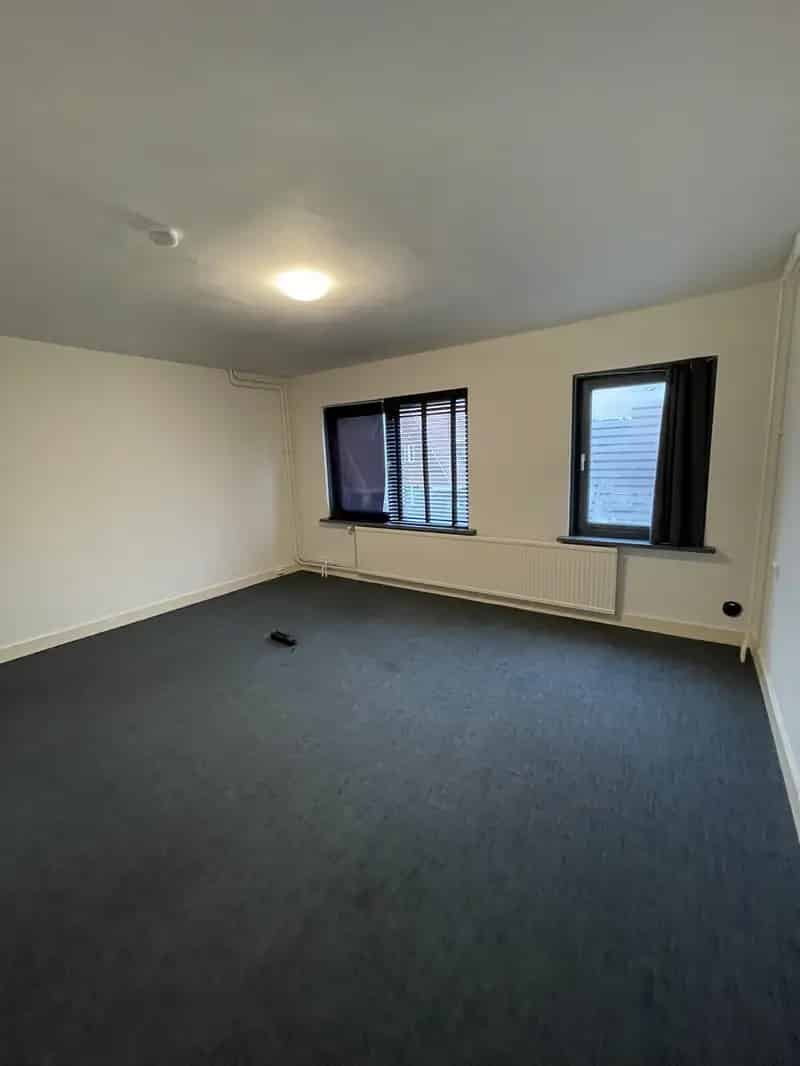 Ruime Kamer in Gemoderniseerd Pand met Tuin