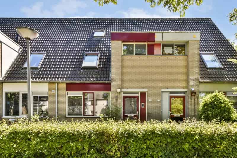 Huis te koop Almere Muziekwijk 4 slaapkamers grote tuin