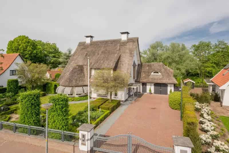 Luxe Rietgedekte Villa Nijkerk  5 Slaapkamers Grote Tuin Bijgebouw