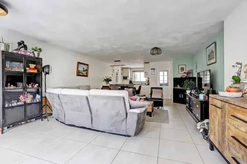 Huis te koop Maaspoort Ruime uitbouw Grote slaapkamers Nette tuin