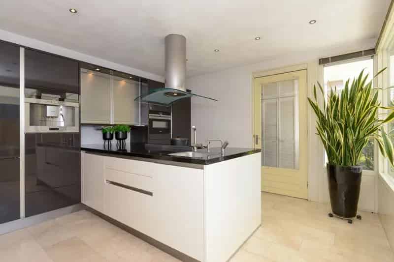 Ruime gezinswoning met serre en 4 slaapkamers te koop