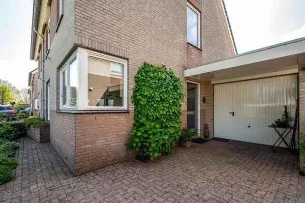 Ruime 2-onder-1-kapwoning aan het water Zuidzijde