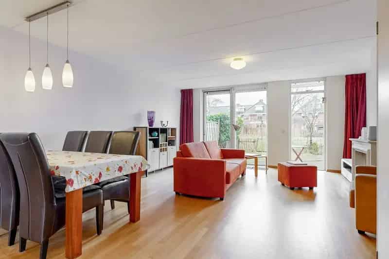 Gezinswoning Voorschoten 4 slaapkamers 2 badkamers tuin aan het water