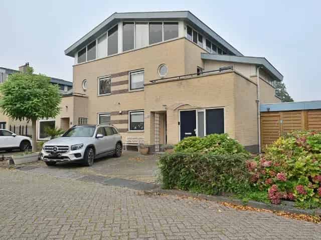 Te Koop: Ruime 5 Slaapkamer Tweekapper in Maaswijk