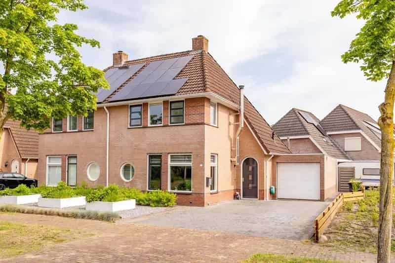 Instapklare 2-onder-1-kapwoning Zuidwolde 4 slaapkamers Tuinkamer Garage