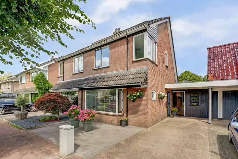 Luxe 2-onder-1-kapwoning Ede: Slaapkamer en badkamer beneden