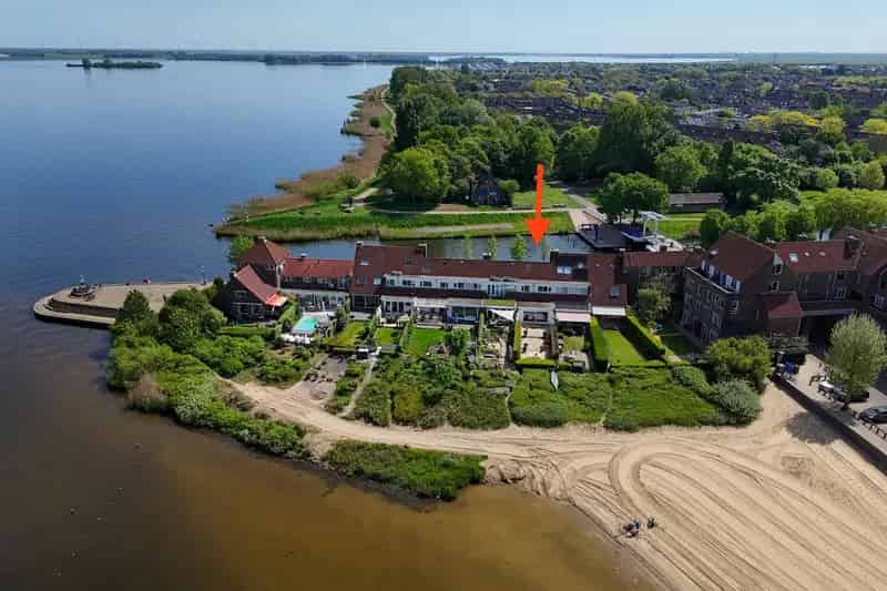 Huis te koop Huizen: Uitgebouwde Tussenwoning aan het Gooimeer