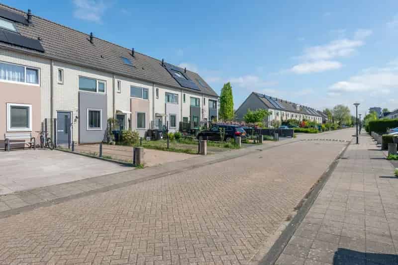 Tussenwoning Almere Oostvaarders 3 slaapkamers Parkeerplaats