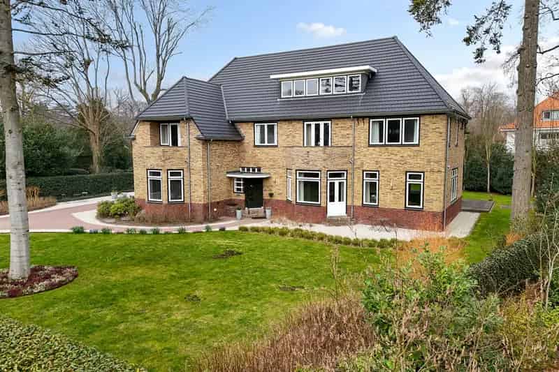 Huis te koop Wassenaar 6 slaapkamers 4 badkamers grote tuin