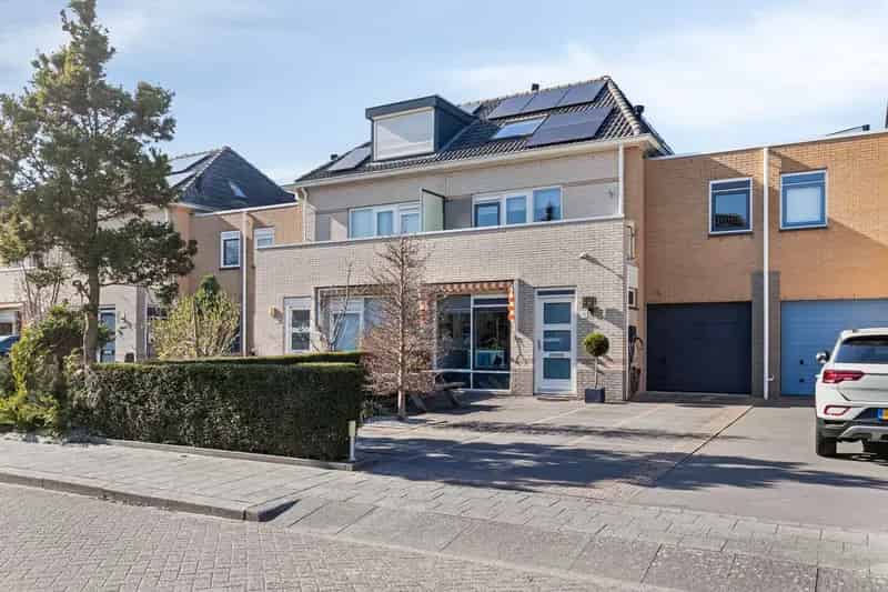Huis te koop Almere Parkwijk: 4 slaapkamers, moderne keuken & tuin