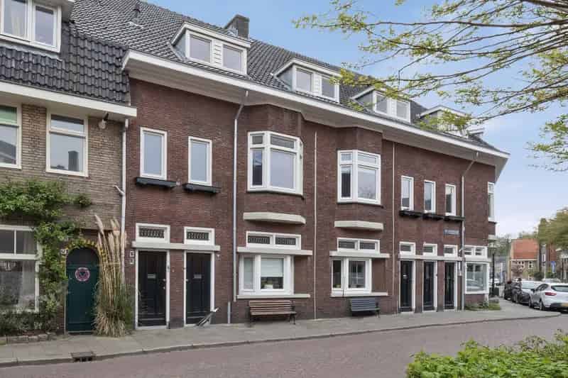 Appartement te koop Den Bosch: Ruime bovenwoning met dakterras in de Muntel