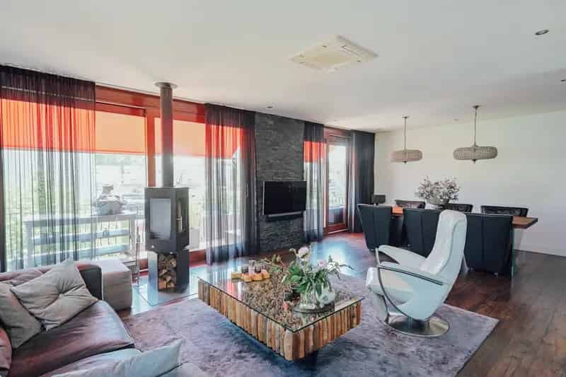 Huis te koop Spijkenisse: Vrijstaande woning met praktijkruimte