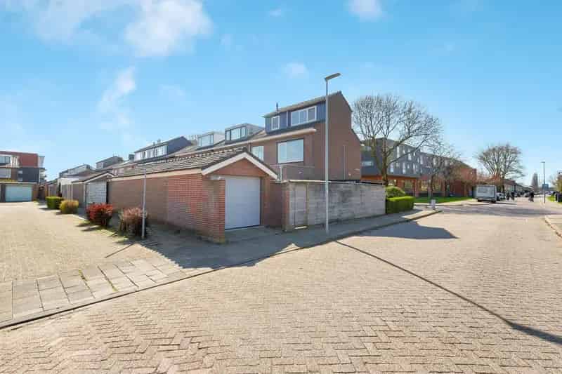 Ruime Hoekwoning met Garage in Schilderskwartier Woerden