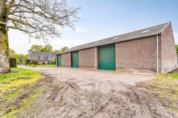 Agrarisch bedrijf met woonboerderij te koop bij inschrijving