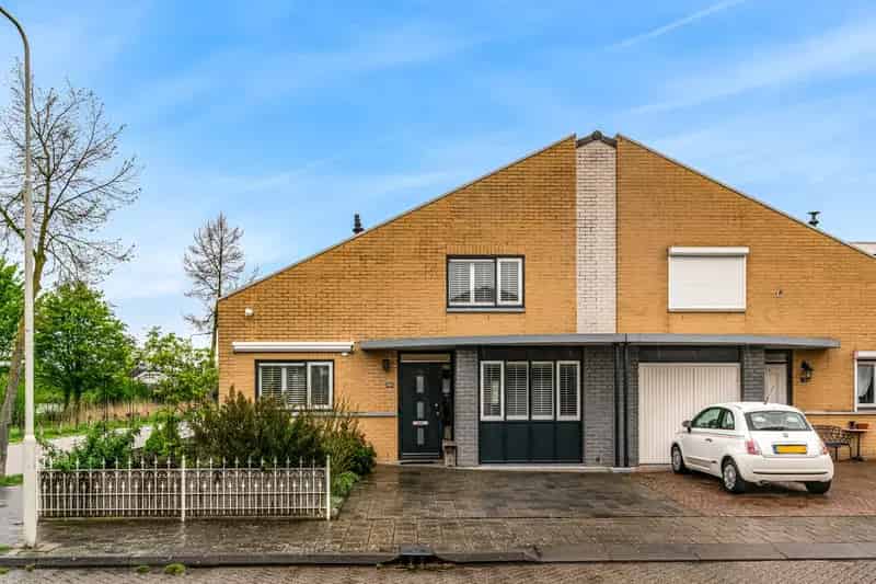 Helft van dubbel woonhuis Arnhem Rijkerswoerd 3 slaapkamers tuin