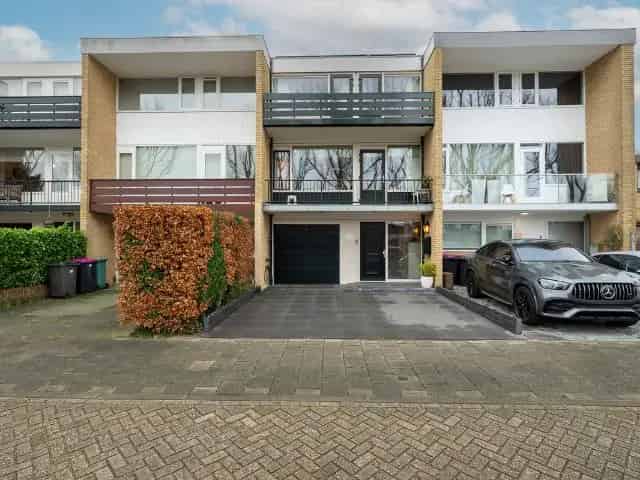 Ruim Familiehulp 4 Slaapkamers Tuin Nabij Park en Mall