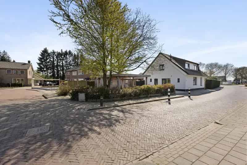 Vrijstaande woonboerderij Angeren 4 slaapkamers grote tuin