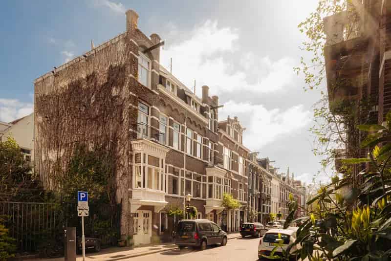 Vondelpark Buurt  Dubbele Benedenwoning 3 Slaapkamers Tuin Balkon