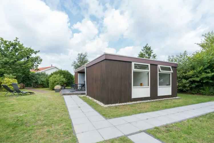 Jaren 60 Bungalow Nabij Strand Renesse  2 slaapkamers  Zonnepanelen