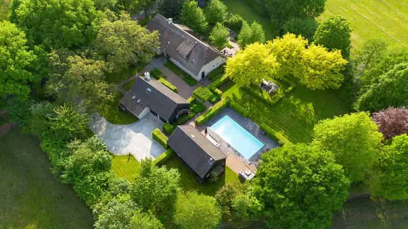 Piet Boon Villa te koop Rosmalen 5450m2 Guesthouse Zwembad