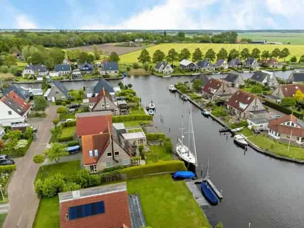 Luxe Villa aan Open Vaarwater met Eigen Aanlegsteiger te Koudum
