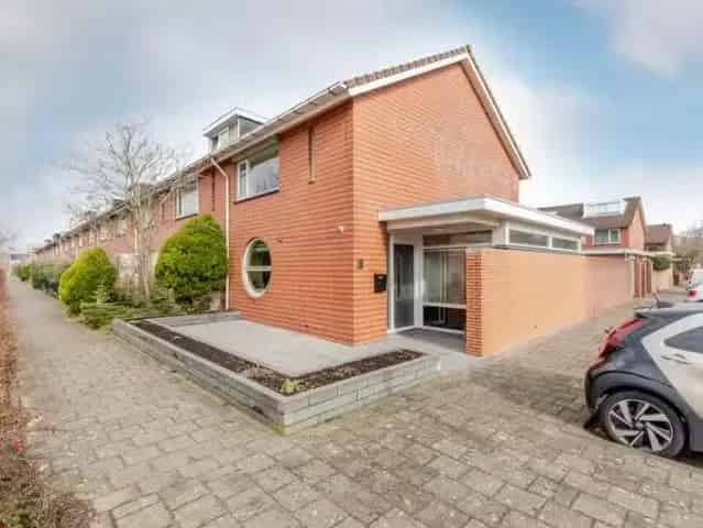 Grote Hoekwoning Purmerend met Garage Nabij Winkels en OV