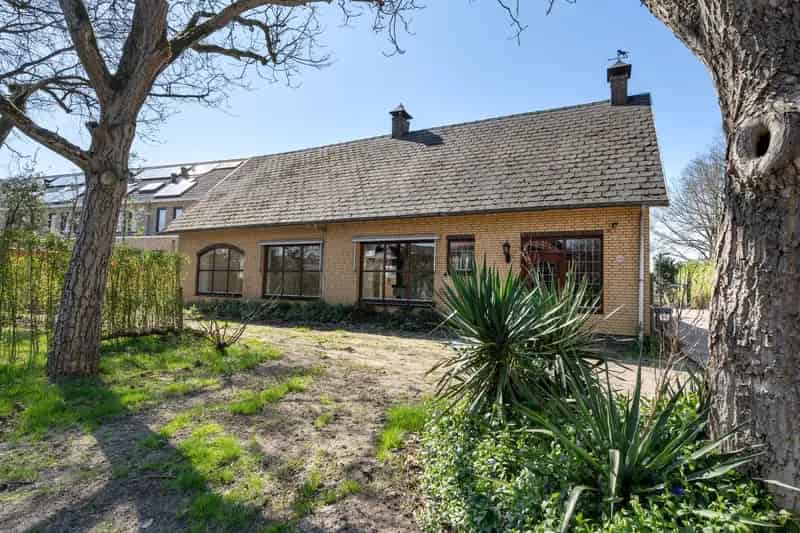 Huis te koop Ulvenhout: Semibungalow met verbouwpotentie
